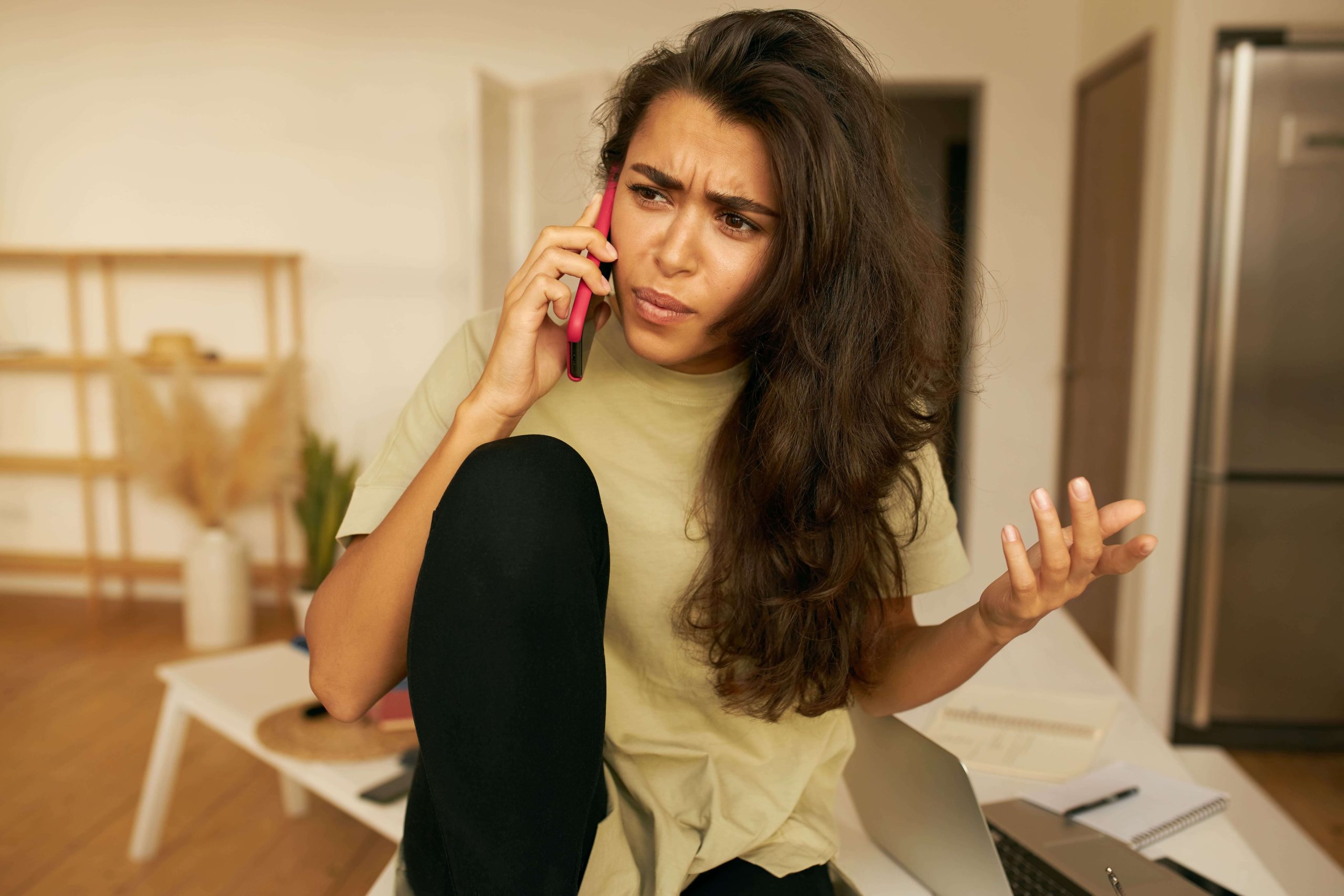 Woman with difficulty understanding the language of a telephone conversation